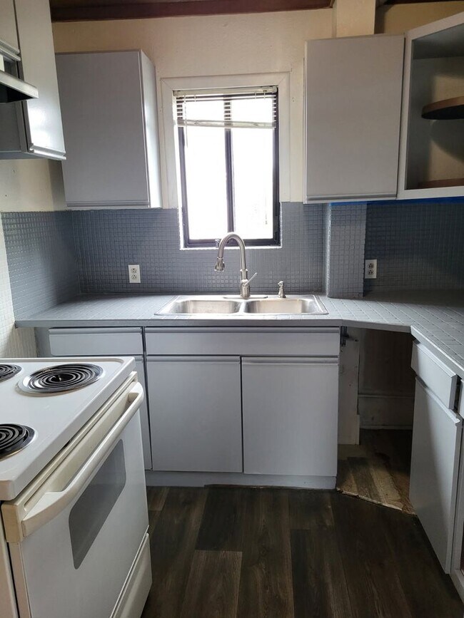 Foto del edificio - Cozy 2 BD, 1 BA Ground floor Duplex with L...