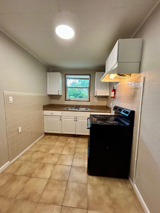 Foto del edificio - Two bedroom 1 bath home - 12th month free