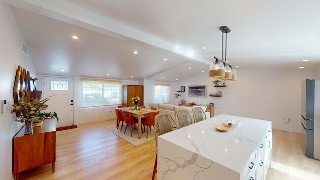 Foto del edificio - Beautiful Home In Costa Mesa