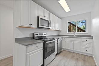 Building Photo - 10420 SW Kennedy St