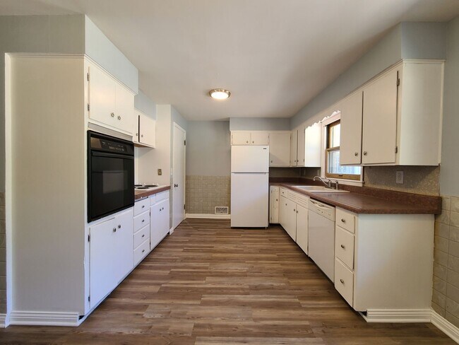 Foto del edificio - Spacious 4-Bed, 1.5-Bath Home in Benton Ha...