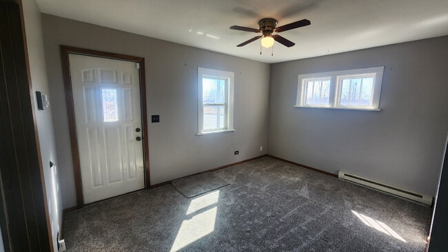 Building Photo - 2 Bedroom, 1 Bathroom Single Family Home - Available April 1st!