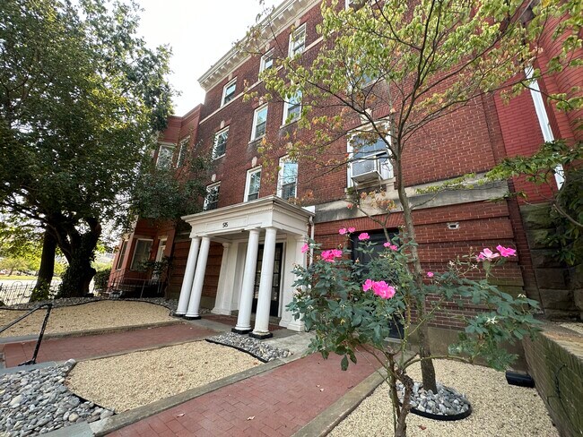 Building Photo - 515 Seward Sq SE