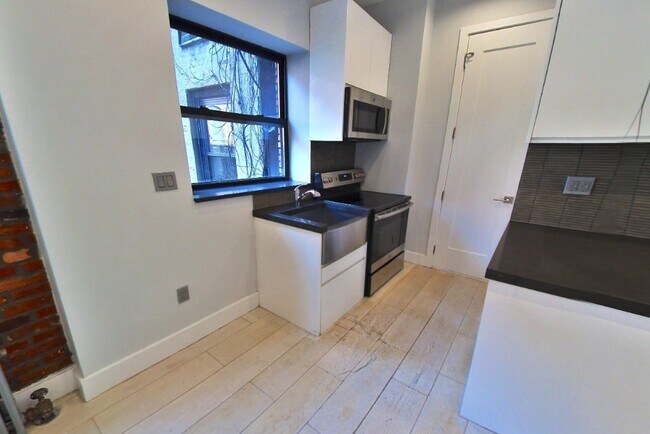 Foto del edificio - 438 W 52nd St