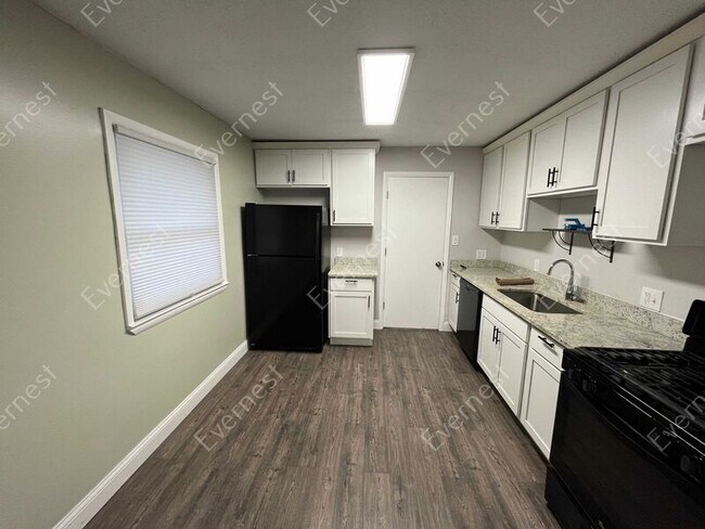 Foto del edificio - 6850 Republic Ave