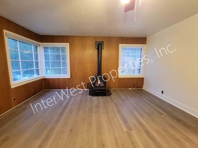 Building Photo - Super Cute Oregon City 3bd Home with Washe...