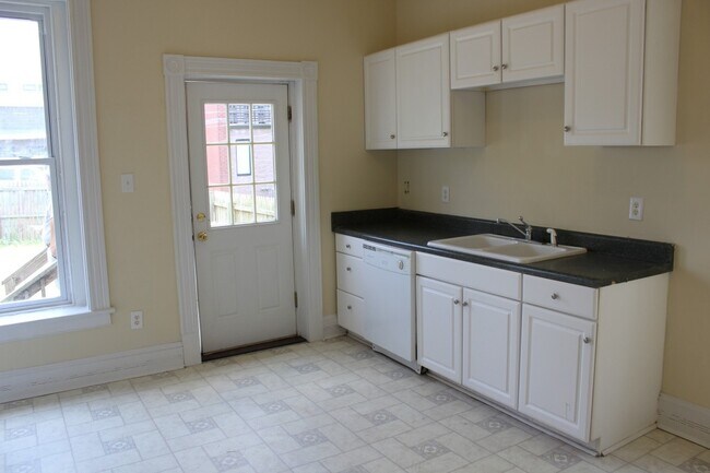 Building Photo - SPACIOUS 4BR/2BA ROW HOUSE CLOSE TO VCU! 9...