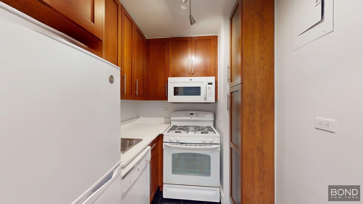 Building Photo - 888 Eighth Avenue
