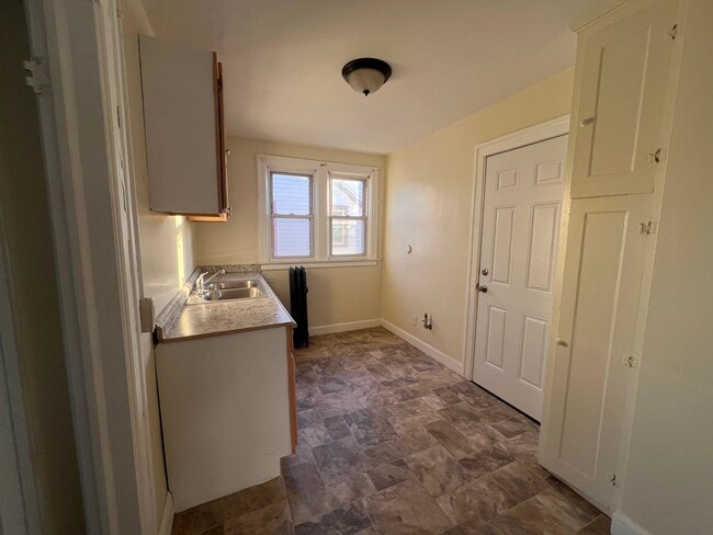 Building Photo - 13918 Roselawn St