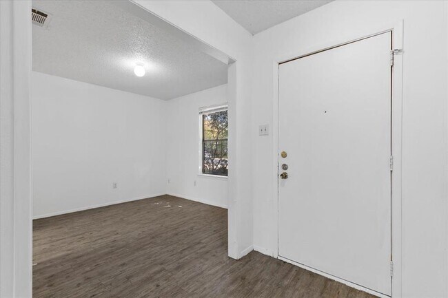 Foto del edificio - 6300 London Dr