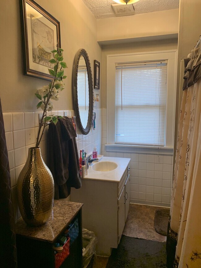Foto del edificio - Spacious 3 Bedroom 1 Bath Unit in North Mi...