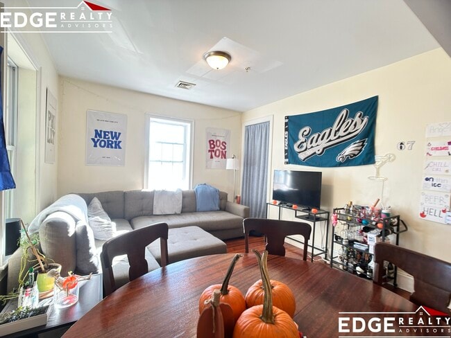 Foto del edificio - 107 Fisher Ave