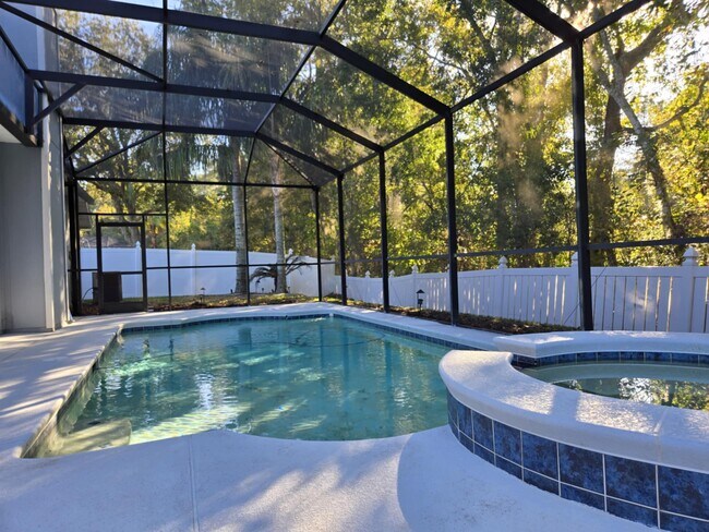 Foto del edificio - 637 Grand Parke Dr