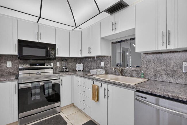 Building Photo - 2304 Lucaya Ln