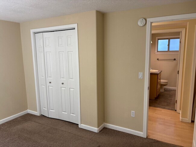 Building Photo - Downtown NW Bend Home Close to the River