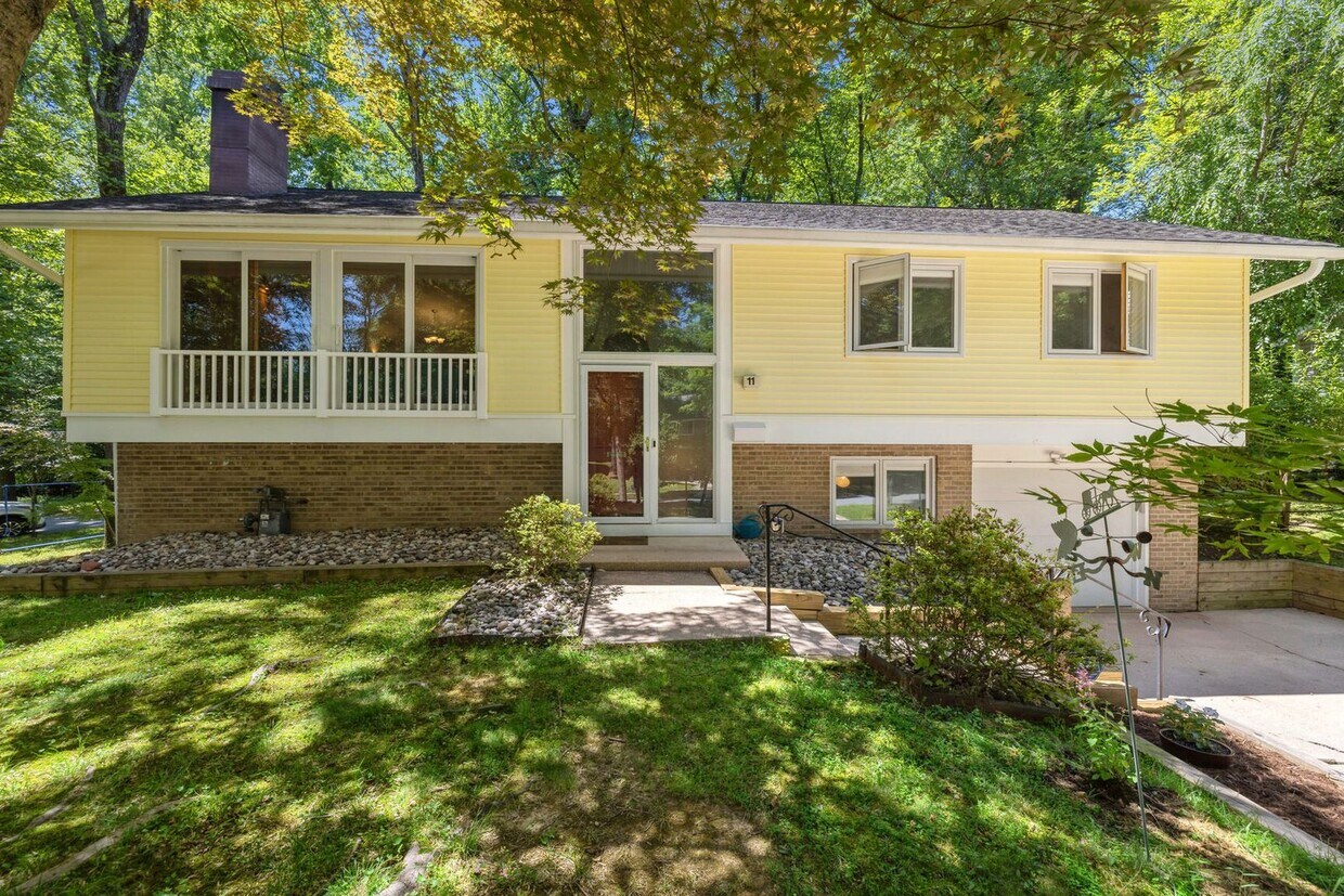 Primary Photo - Spacious Split Foyer Home in New Mark Comm...