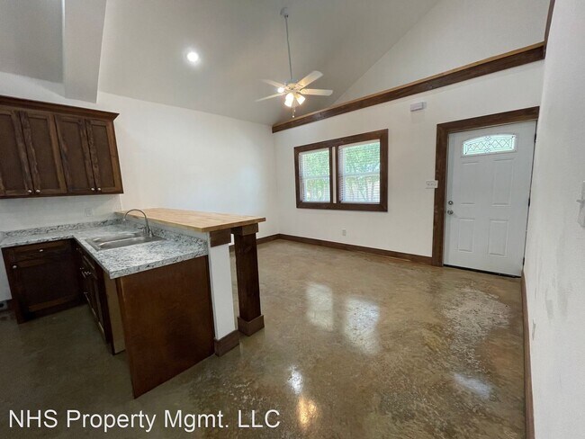 Building Photo - 2 br, 1 bath House - 1013 Deer Lane