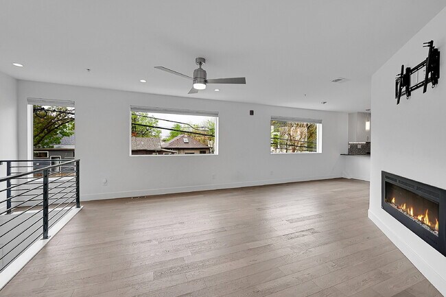 Building Photo - $3,495 = 2 Bed, 2 Bath Townhome in Denver ...