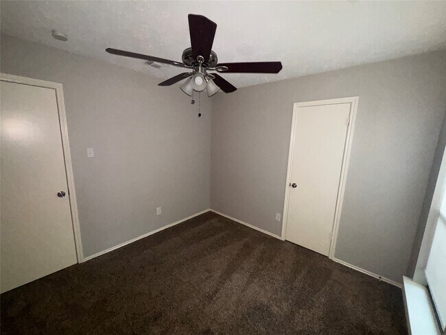 Foto del edificio - 2806 Goldspring Ln