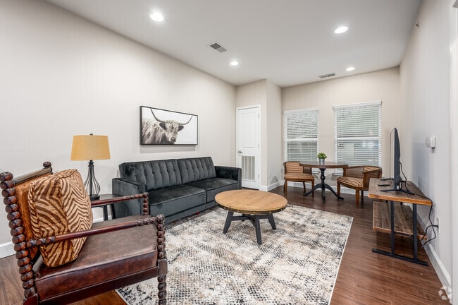 1BR, 1BA - 650SF - Living Room - 609 S Henderson