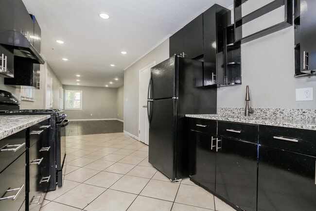 Building Photo - Charming 4 Bedroom in Cincinnati!