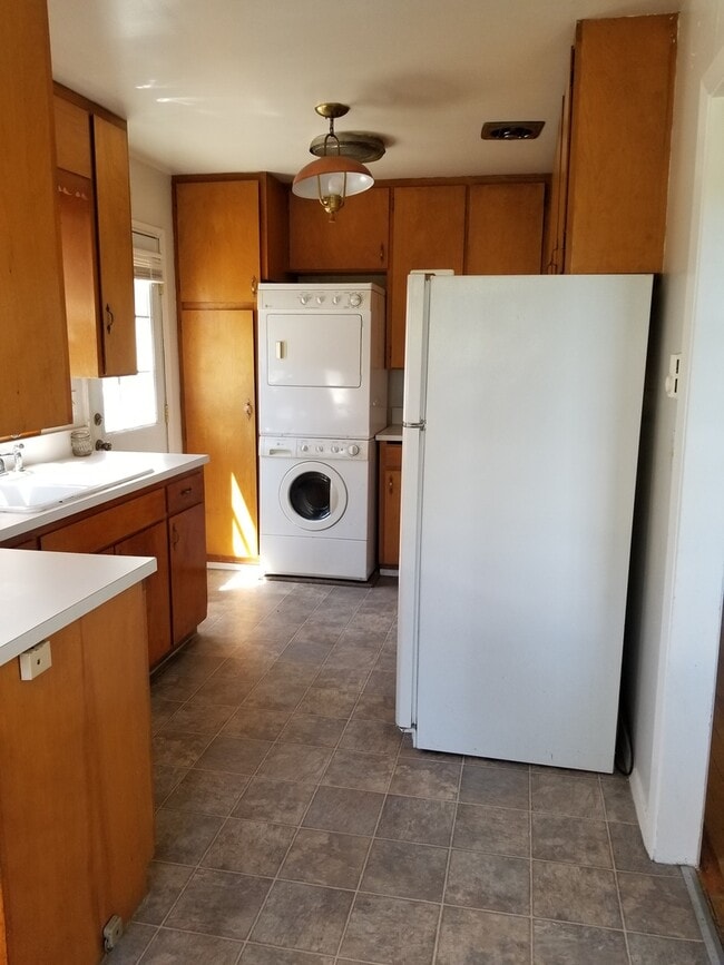 Foto del edificio - Occupied, do not disturb tenants. 2br duplex with carport and stackable washer/dryer included!