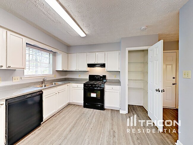 Foto del edificio - 536 Woodstone Rd