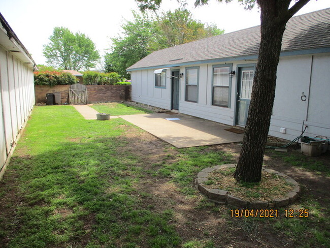 Building Photo - Three Bedroom Home in Pine Tree Estates