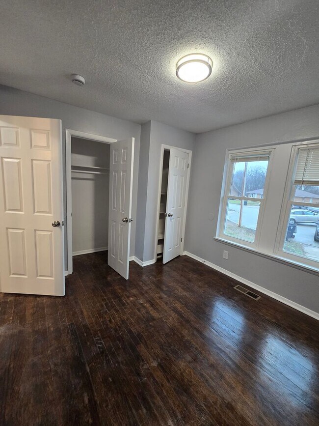 Building Photo - Renovated duplex