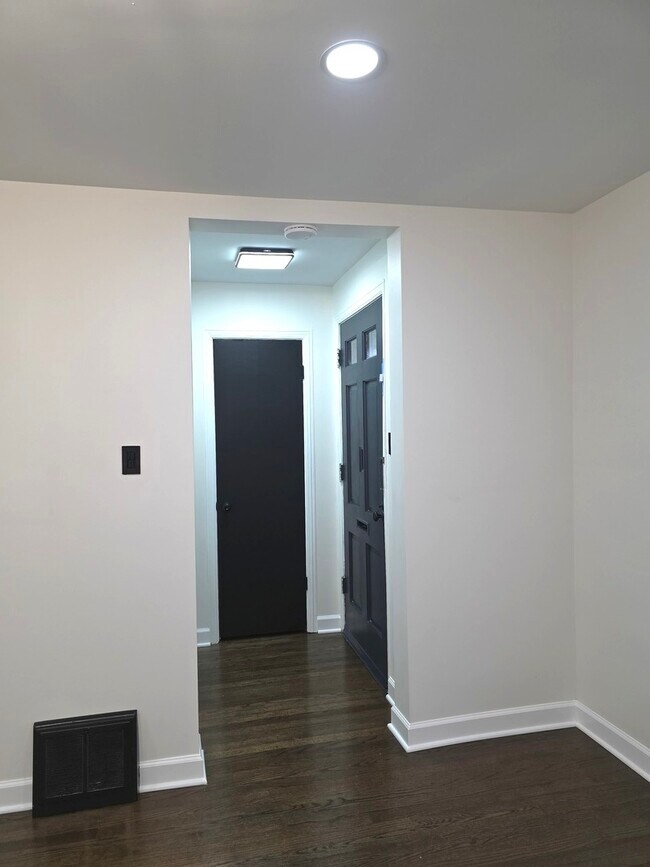 Building Photo - 5251 S Hamlin Ave