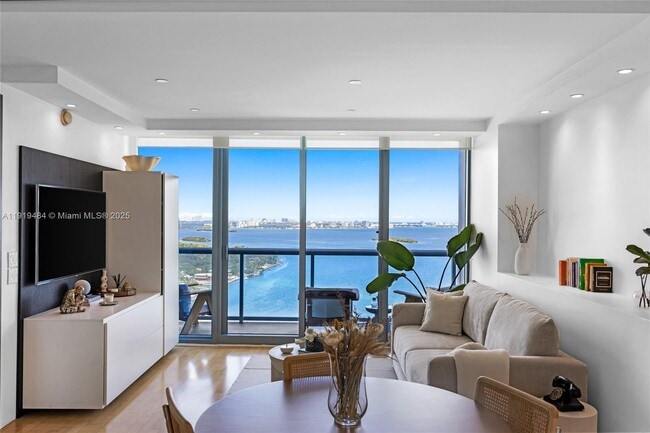 Foto del edificio - 601 NE 36th St