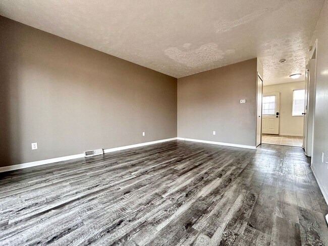 Foto del edificio - Two Bedroom Townhome In Southeast Grand Rapids