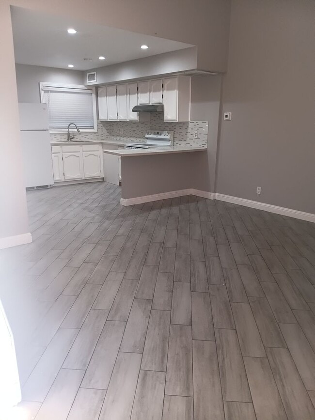 Building Photo - ADORABLE 1 BED/1 BATH/ 1 CAR