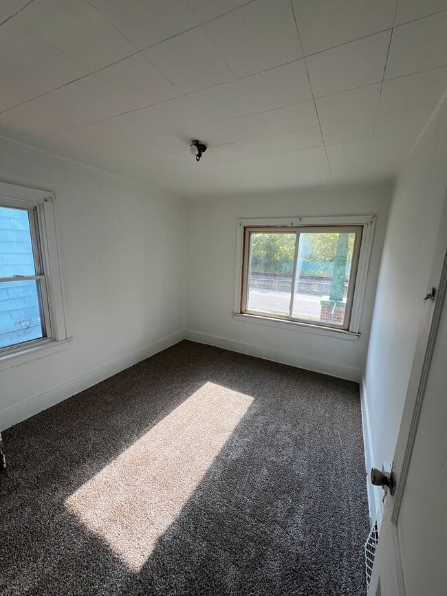Building Photo - 3 Bedroom Single-Family Home – Freshly Upd...