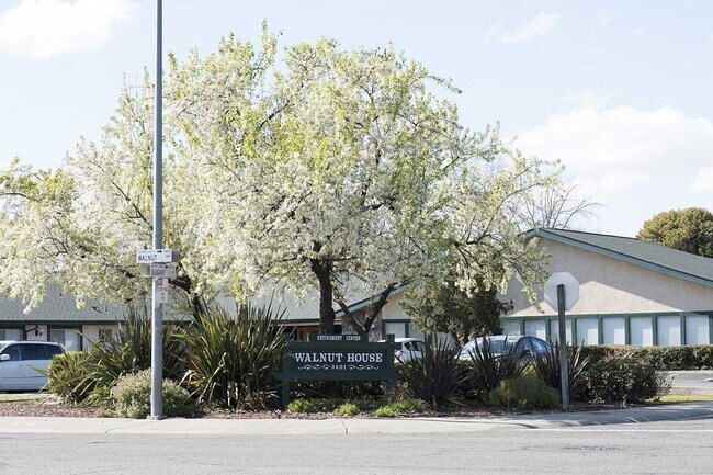 Foto del edificio - Walnut House Assisted Living Apartment Homes