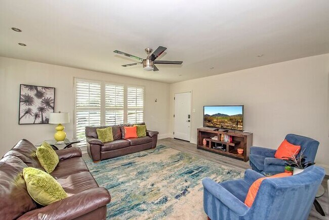 Building Photo - Beautiful Bungalow Home with Heated Pool on Golf Course