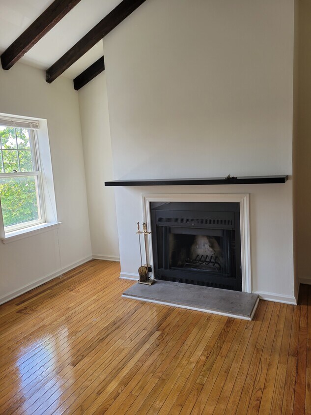 Primary Photo - 1017 Bainbridge St