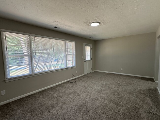 Building Photo - 3 Bedroom, 1 Bath Updated Home so very close to Ft Bragg!!