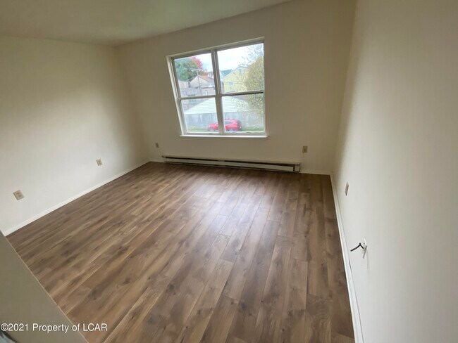 Building Photo - 634 N Penn Ct