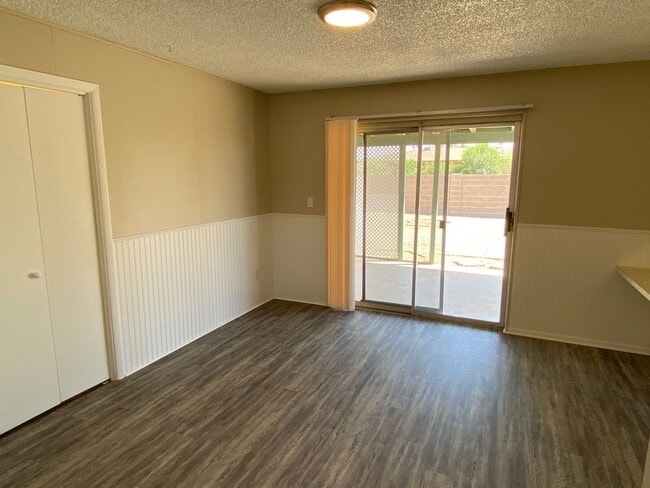 Building Photo - Single Level, Fresh Paint, New Laminate Fl...