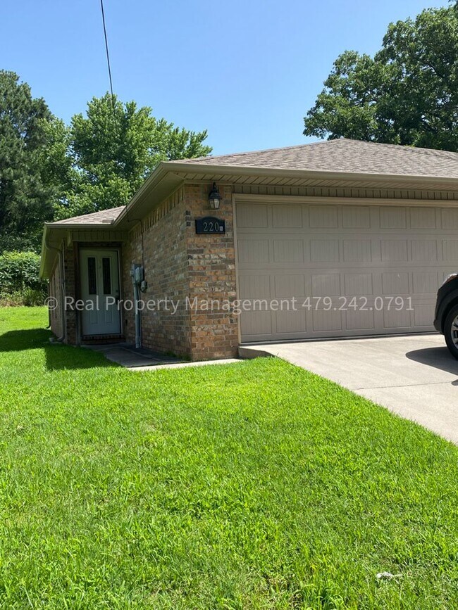 Building Photo - GREENWOOD DUPLEX coming this September! 3 ...