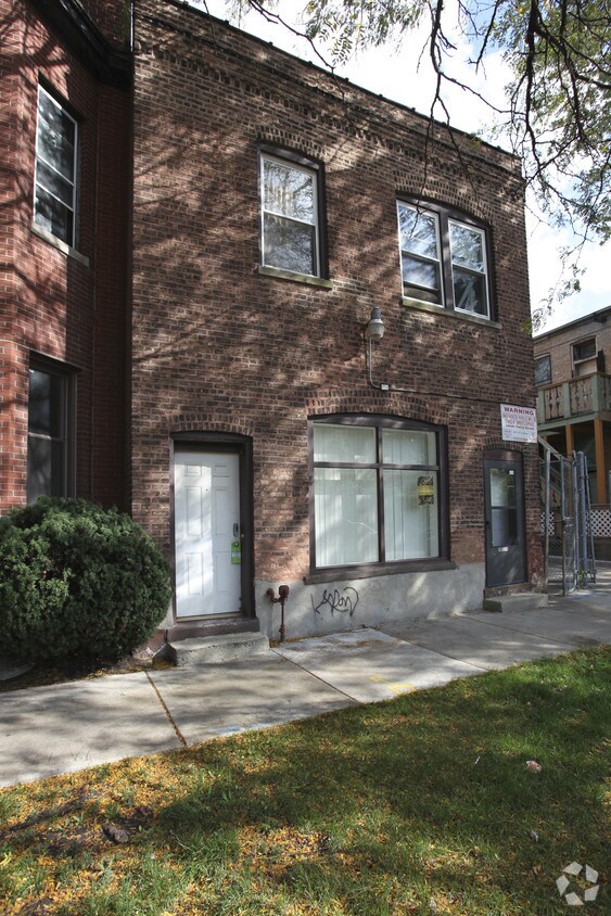 Primary Photo - 7053 N Ravenswood Ave