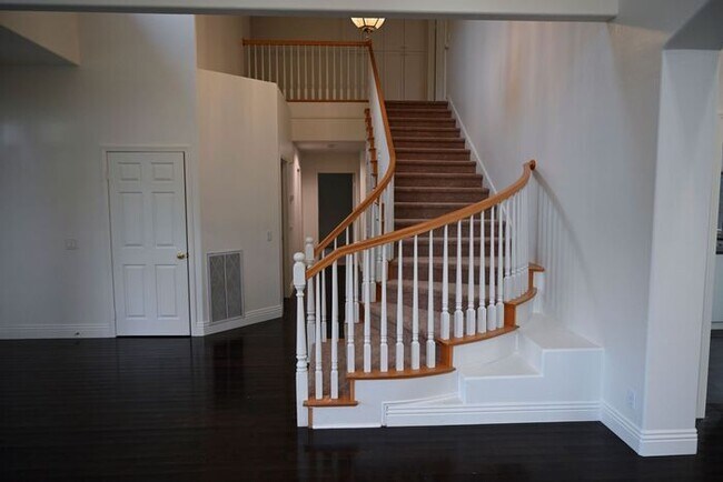 Foto del edificio - Gorgeous 5 bd 3 ba Corner Lot Home Newhall