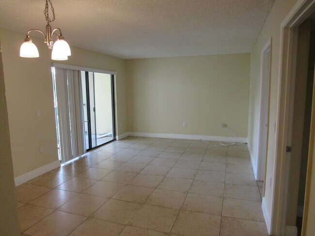 Foto del edificio - 1547 Lake Crystal Dr