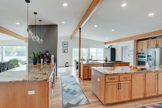 Building Photo - 3 Bedroom 2 Bath Home with a Wonderful View