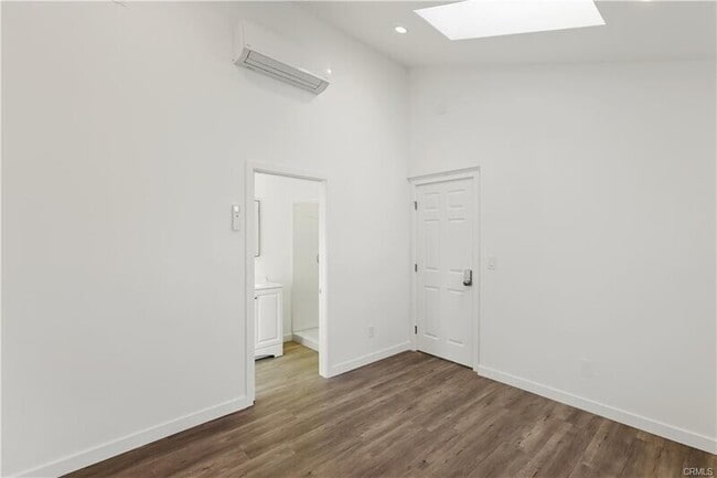 Building Photo - 552 N Cambridge St