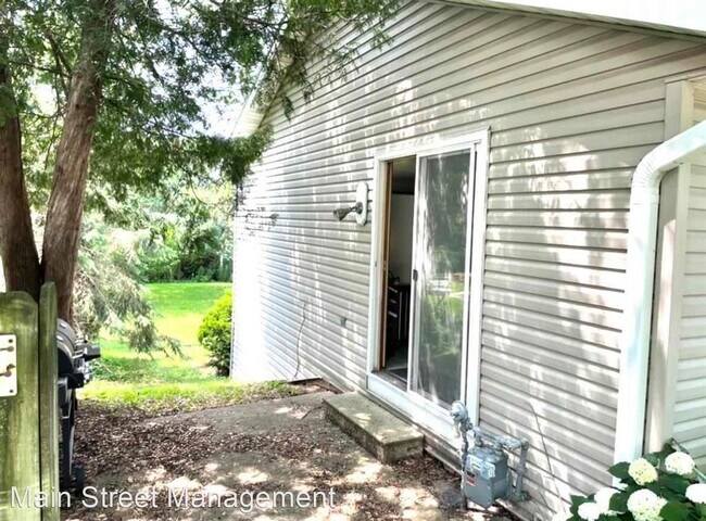 Building Photo - 2 br, 1.5 bath House - 1002 Green Ridge Dr.