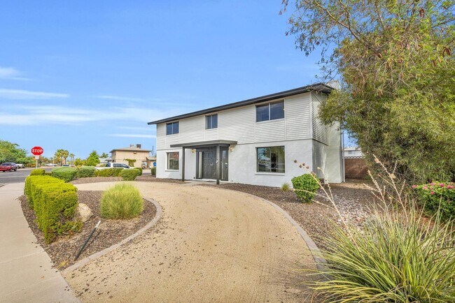 Building Photo - 6 Bedroom! 4 1/2 BATHS!  ASU! Diving Pool! Less than 1 mile to campus