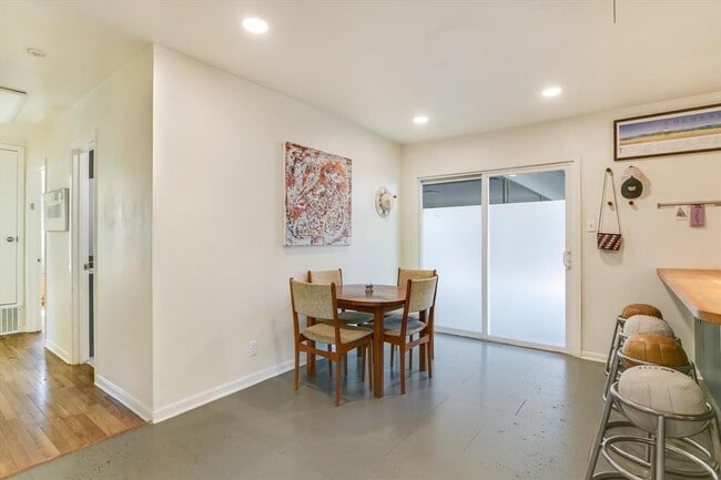 Building Photo - 807 W Oltorf St