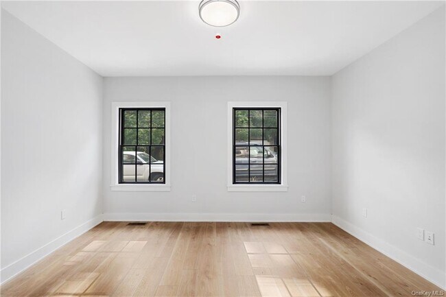 Foto del edificio - 447 Warburton Ave